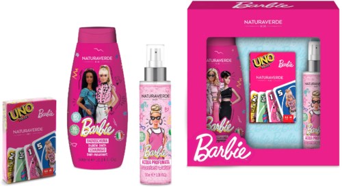 Barbie-inspirert hårpleiesett med sjampo, balsam, parfyme og kortspill. Rosefarget emballasje og Barbie-bilder.