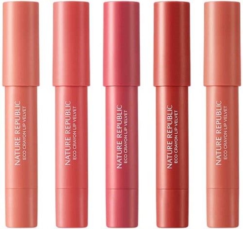 Viisi vaaleanpunaista huulirasvaa, joissa lukee 'Nature Republic Eco Crayon Lip Velvet', rivissä.