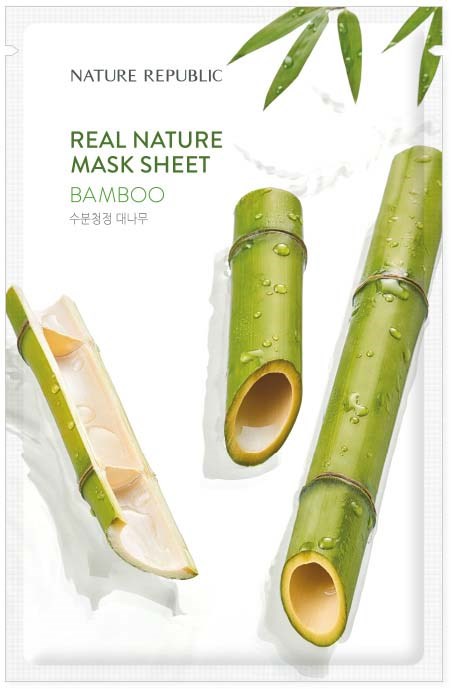 En ansiktsmask i förpackning, med bambu och gröna blad, visar bambustavar och en bit bambu.
