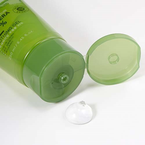 Grüne Flasche mit Aloe beruhigendes Gel, geöffnet, Gel und eine kleine klare Träne sichtbar.