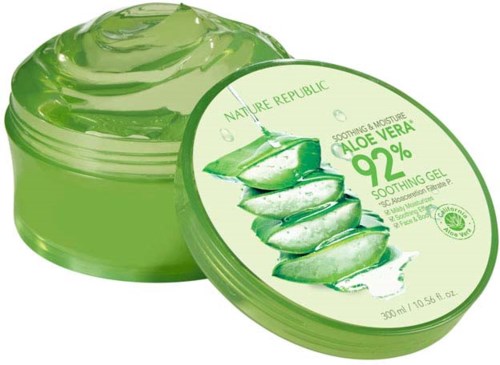 A green jar of aloe vera soothing gel with a lid showing aloe vera slices and 92% concentration label.
