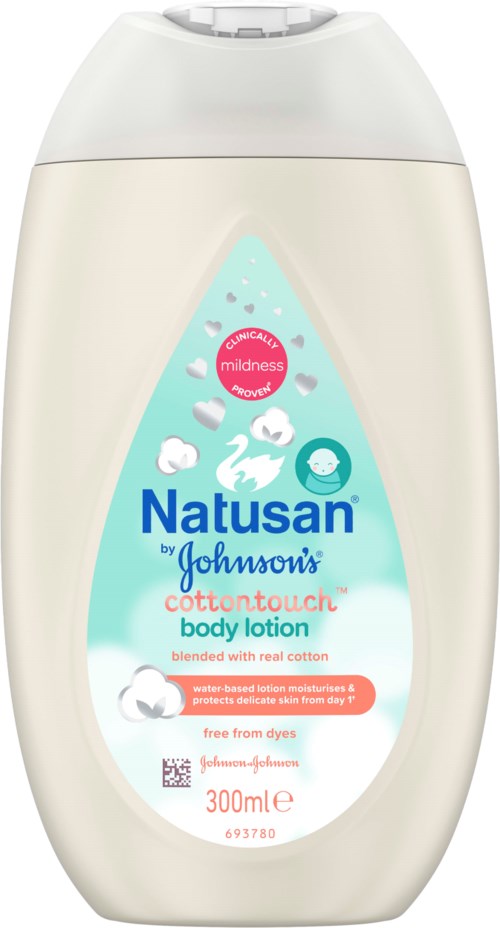 Een witte fles Natusan lichaamslotion met een lichtblauw label met zwanen, wolken en een roze mildheidsbadge.