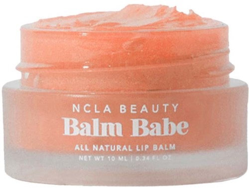 Läppbalsam i liten burk, aprikosfärgad, med vit text. Den står 'Balmi Babe' och är för naturliga läppar.
