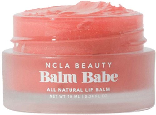 En rosa läppbalsam behållare med lock som är lite öppen. Texten berättar att det är naturlig läppbalsam och varumärket är NCLA Beauty.