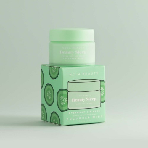 Een groen potje met Beauty Sleep nacht lip maskers op een bijpassende doos met komkommerafbeeldingen.