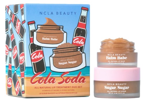 Kauneustuotesarja nimeltä 'Cola Soda', jossa on huulirasvoja ja kuorintoja, jotka näyttävät limonadipulloilta ja purkeilta.