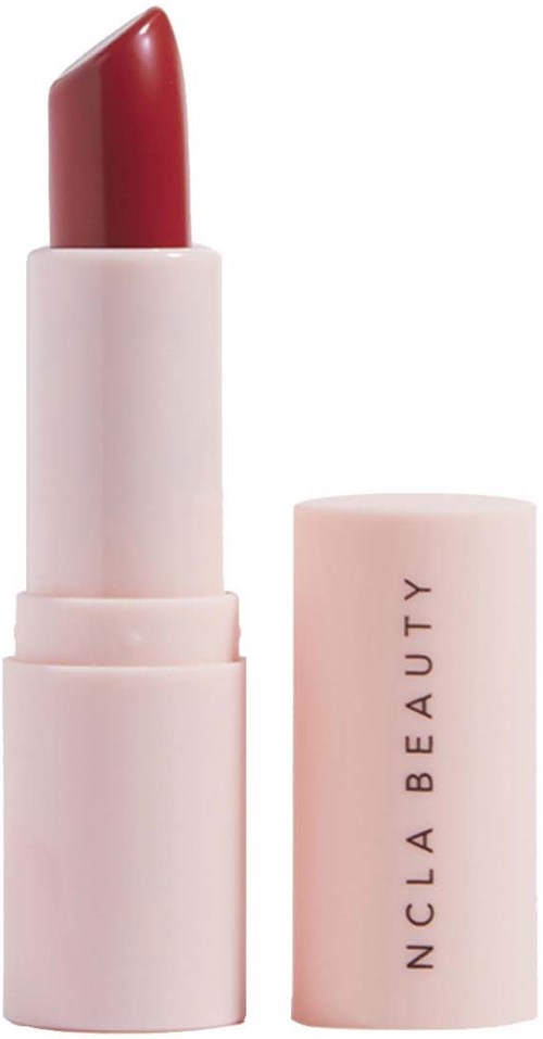 Rødt leppestift i en lys rosa tube med merkevaren NCLA Beauty.