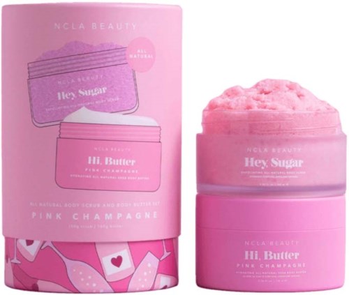 Pink behållare med ett fluffigt rosa kroppsskrubb och matchande box, båda märkta 'Hey Sugar' och 'Hi Butter'.