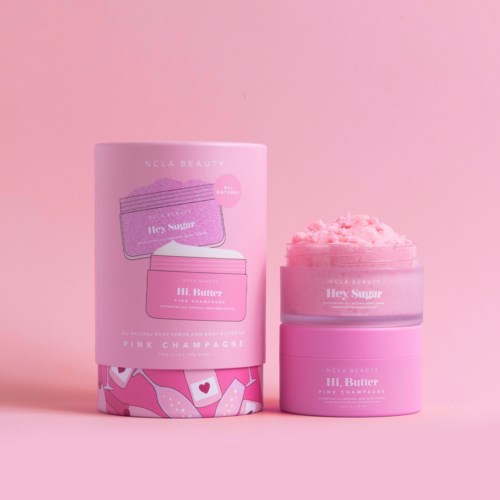 Ljus rosa hudvårdsprodukt med en matchande ljus rosa cylinderformad behållare och en större låda bakom.