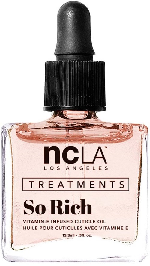 En liten glassflaske med pipette, merket 'ncla Los Angeles Treatments So Rich.' Den inneholder en rosa olje.