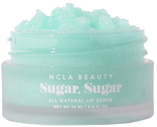 Ljusblå burk med naturlig läppskrubb kallad Sugar Sugar av NCLA Beauty. Röran är texturerad och fluffig.