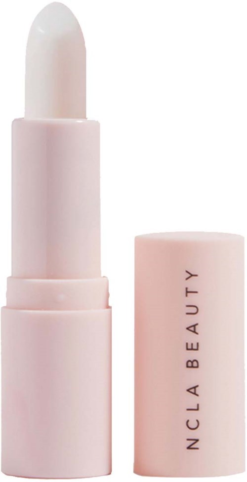 En lys rosa leppestift uten lokk, som viser leppestiftet inni. Lokket ved siden av har 'NCLA BEAUTY' skrevet på.