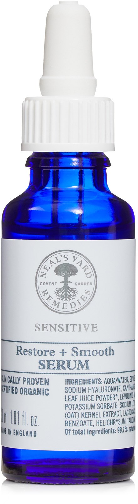 Blå glasflaska med vit pipettlock, etiketten står 'Sensitive Restore + Smooth Serum' och nämner ingredienser.