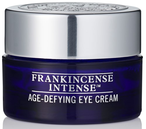 En mörkblå burk med ögonkräm och en glänsande silverlock, märkt Frankincense Intense anti-aging ögonkräm.