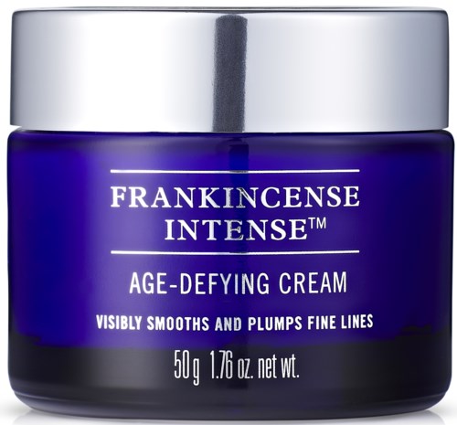 En blå burk märkt Frankincense Intense Age-Defying Cream med ett silverlock.