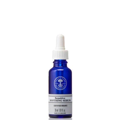 Blå glasflaska med vit pipettlock. Märkning säger 'Sensitive Soothing Serum', tillverkad i England.