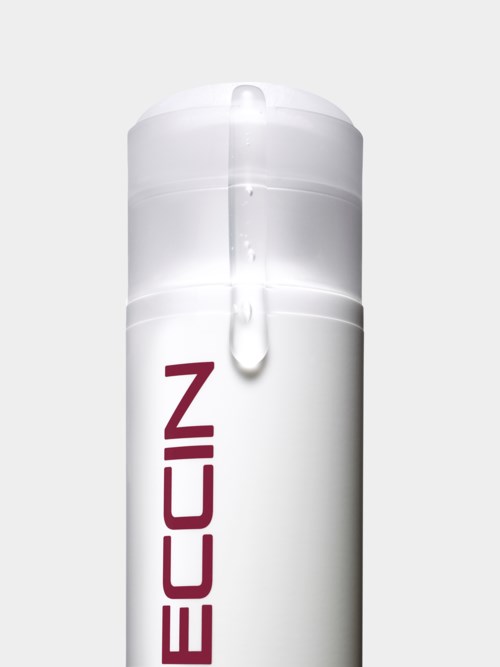 Een witte sprayfles met het label "ECUC."