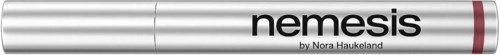 Een zilveren tube met de woorden "nemesis" en "by Nora Haukeland" erop, waarschijnlijk een product- of etikettekst.