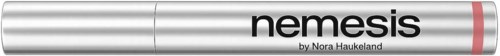 Een zilveren markeerstift met de tekst "nemesis" en "by Nora Haukeland."