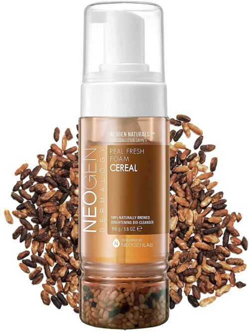 Een huidverzorgingsschuimpompfles omgeven door graan die op ontbijtgranen lijken, gemarkeerd NeoGen van NeoGenLab, met natuurlijke ingrediënten.