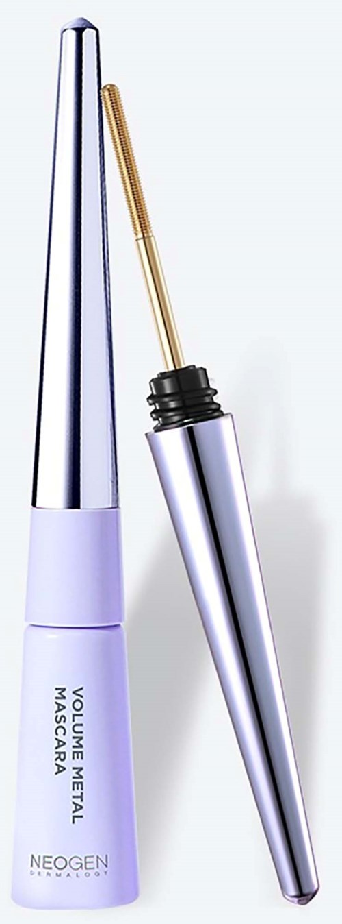 En silverfärgad och vit mascara-ämne med en guldfärgad borste, visar korken avlägsnad. Texten säger "Volume Metal Mascara".