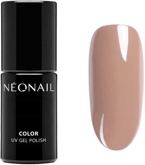 Eine Flasche mit neutral gefärbtem Gel-Nagellack neben einem lackierten künstlichen Nagel.