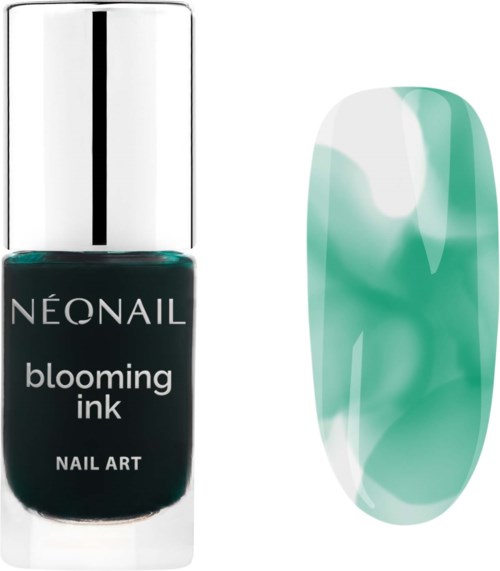 En flaska nagellack märkt 'Neonail blooming ink' bredvid en nagel med grönt och vitt marmor mønster.