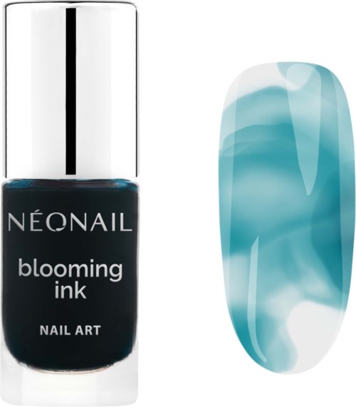 En flaska med NÉONAIL blooming ink nagellack och en målad nagel med blå och vit virvlande design.