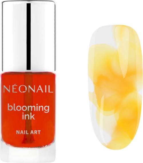 En flaska med orange nagellack med en målad nagel som har gula och vita virvlar.