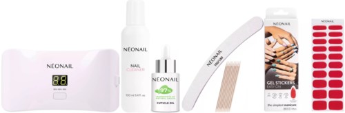 Ein Set mit Nagelpflegeprodukten, inklusive Lampe, Reiniger, Nagelöl, Aufkleber und Gelsch strips für Maniküre.