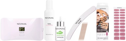 Ein Set mit Nagelpflegeprodukten, darunter UV-Lampe, Nagelreiniger, Gel-Aufkleber, Nagelstreifen und Klebestreifen.