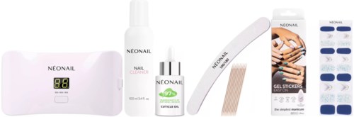 Ein Nagelpflege-Set mit einem digitalen Gerät, Reiniger, Nagelöl, Nagelbandband, Gelaufkleber und Werkzeuge zur Nageldekoration.