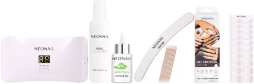 Eine Sammlung von Nagelpflegeprodukten einschließlich eines digitalen Geräts, Reinigungsmittel, Nagelhautöl, Feilen, Gelaufklebern und Klebestreifen.