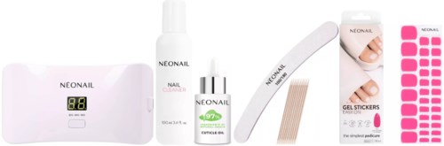 Ein Nagelpflege-Set umfasst eine UV-Lampe, Nagelreiniger, Nagelöl, Gelaufkleber und Nagelfeilen.