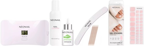 Ein Set Nagelpflegeprodukte mit digitalem Gerät, Nagellack, Werkzeugen und Aufklebern für Maniküre.