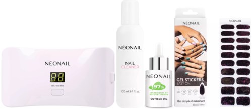 Een nagelverzorgingsset met een apparaat,reiniger,nagelriemolie,gellabels en gereedschap voor nagels en handen.