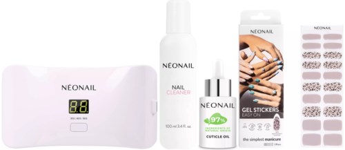 Ein Set Maniküre-Werkzeuge mit UV-Lampe, Nagelreiniger, Nagelöl, Gelaufkleber und Nagellampe.
