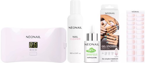 Ein Set Nagelpflegeprodukte mit Feile, Reiniger, Öl, Gelaufklebern und Trockner.