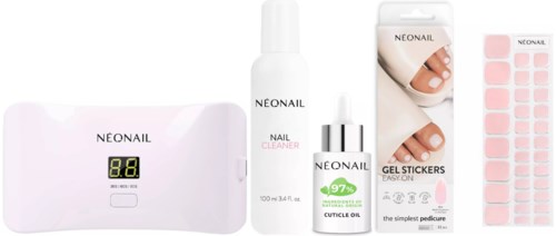 Verschiedene Nagelpflegeprodukte einschließlich UV-Lampe, Reiniger, Nagelöl, Nagelaufkleber und Sprayflasche.