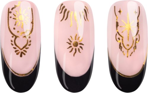 Manicure na paznokciach z różową bazą i złotymi wzorami, w tym gwiazdkami i słońcem.