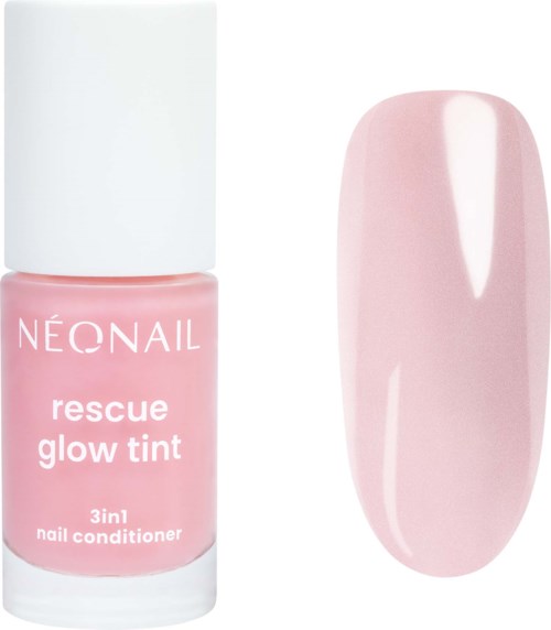 Nagellackflaska i rosa med vitt lock och en målad nagelprov i samma rosa nyans.