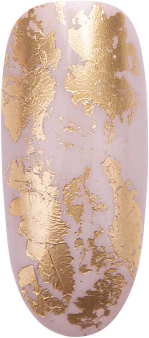 Ein Nagel mit weißer Grundfarbe und Goldfolien-Design, das den größten Teil der Oberfläche bedeckt.