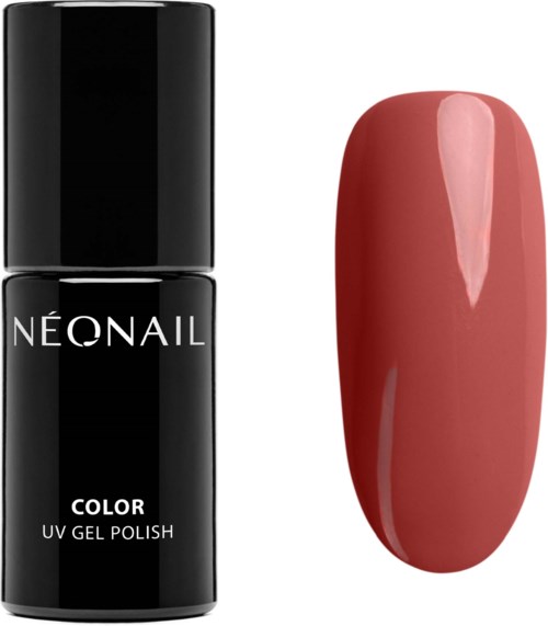 Eine schwarze Flasche Neon-Nagellack neben einem lackierten Nagel in pink-rot.