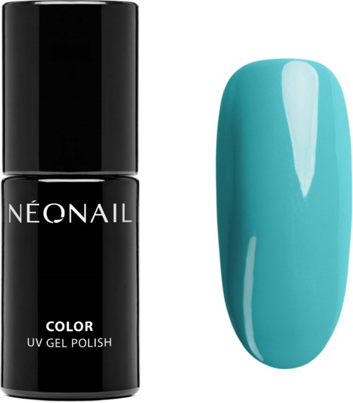 Eine schwarze Nagellackflasche mit dem Aufdruck 'NEONAIL COLOR UV GEL POLISH' neben einem lackierten türkisen Nagel.