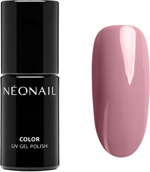 Eine schwarze Flasche mit der Aufschrift 'Neonail Color UV Gel Polish' und ein pink lackierter Nagel mit glänzender Oberfläche.