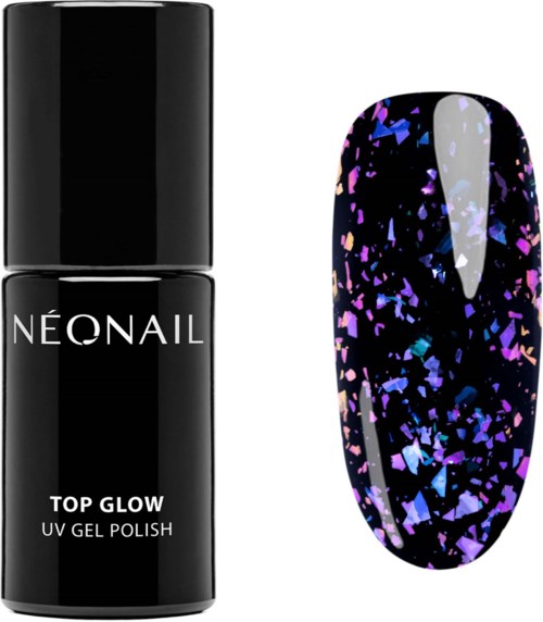 Eine schwarze NEONAIL Top Glow UV-Gel-Lackflasche mit einem Nagel, der dunkel funkelnden, farbigen Lack trägt.