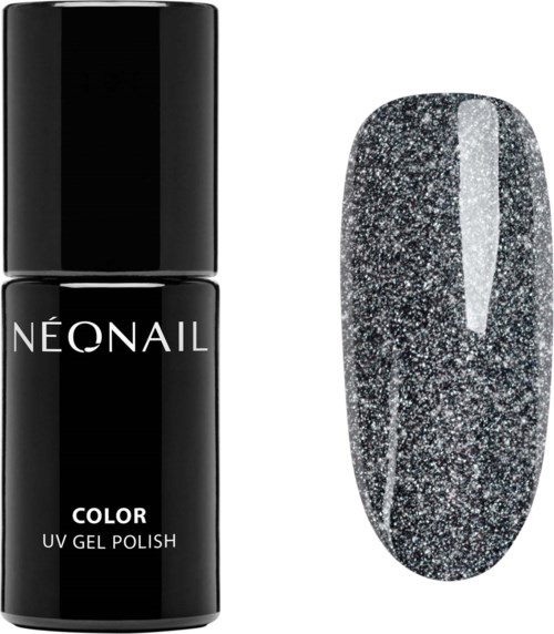 Zwarte nagellakfles met glinsterende zilveren nagellak op een nagelstaaf.