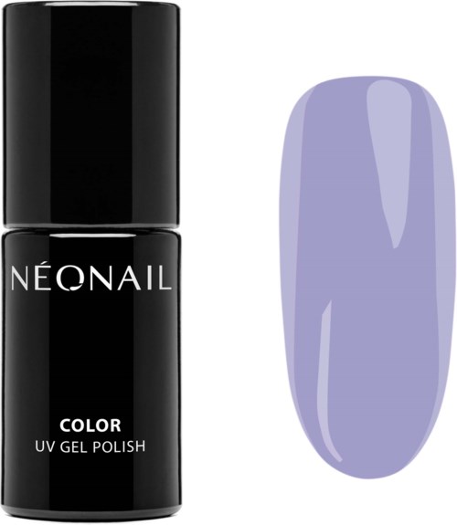 Eine schwarze Flasche Nagellack neben einem Nagel mit helllila Farbe.