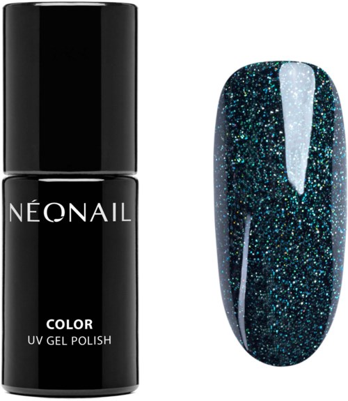 Een zwarte nagellakfles met label 'Neonail Color' naast een glinsterende teal-blauwe nagel met glanzende afwerking.