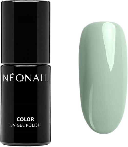 Een zwart flesje NeoNail kleur UV-gel lak naast een lichtgroen gelakte nagel.